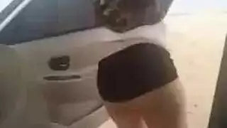 تضع فرجها لأقصى إثارة قبل أن يضربها بقوة