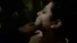 غضب الديوث يؤدي إلى صديق يضاجع الزوجة ويمص ثدييها