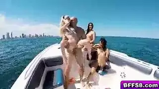 مزز أجانب بالبكينيي يدللن رجل ثري بالمص و اللحس و النيك في يخت بحري