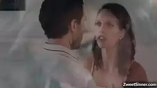 زوجة مثيرة تأخذ قضيبين ضخمين في فتحاتها لكاميرا الزوج الساخط