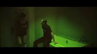 مشهد صريح: مداعبة الشعر المشعر وإثارة القضيب يدوياً