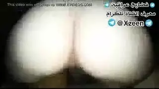 أجنبية بمهبل وردي تأخذ دكة بزب أسود كبير وتتعشوط حمولة كبيرة