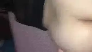 بعد ملء مهبلها، يضرب شرجها الضيق