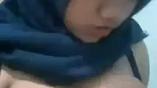 محجبة شقية تعرض ثدييها المستديرين خلال زيارة خاصة للشقة