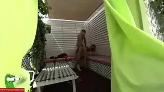 ممارسة الجنس في كوخ الشاطئ العام إباحي هاوي صريح