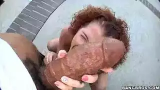 مص قضيب عملاق مع عاشقة الأحجام الكبيرة