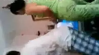 عربية مثيرة تأخذ قضيبًا كبيرًا في أوضاع إباحية متعددة
