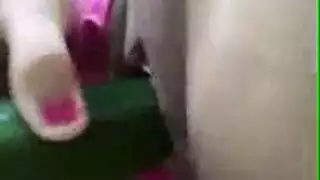 إباحية مباشرة: سيدة عربية ممتلئة الجسم تدخل خيارة في مهبلها المبلل