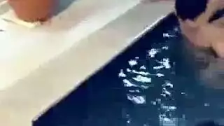 تبادل أزواج كويتي صريح: زوجات تأخذ عدة أذرع عند المسبح