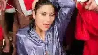 حفلة قذف جماعي في الميلاد: عاهرة تُطلى من قبل طاقم سانتا