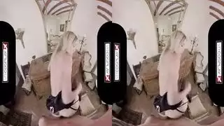 شرموطة شقراء تأخذ جولة قضيب في آر في مشهد بورن مجنون