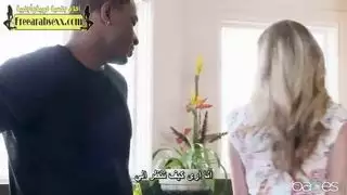 امرأة ناضجة تغوي عامل إصلاح أسود لجنس شرجي قاسي وإباحي