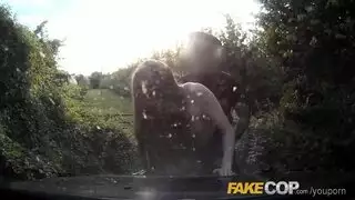 كس مراهقة ضيق يتعرض للضرب بقوة في جنس السيارة