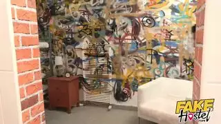الحسناوات الشقراوات يتشاركن القضبان في نوبة جنس جماعي