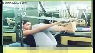 ملابس الصالة الضيقة تتمدد حول قضيب سميك