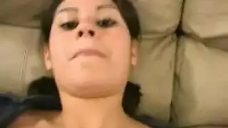 عاهرة مثارة تظهر مهبلها الضيق