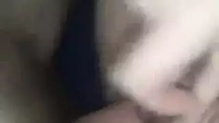 فتاة قرنية تمتطيه بعنف قبل الانضمام لعملية جنس جماعي