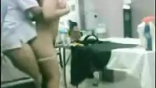 فتاة صغيرة تمسك بقضيب سمين صلب بمؤخرتها