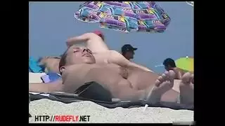 الهواة على الشاطئ حافيات الأقدام يتوسلن للمتعة