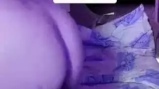مشهد البظر الضخم مع لعبة أرجوانية مهتزة