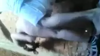 جارة ساخنة تحصل على جلسة قضيب عميق تحت السماء