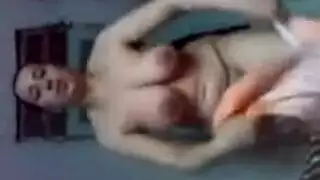 فوفا العاهرة المتحمسة تتباهى بجسدها العاري في حمام إباحي ساخن