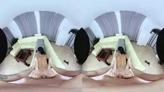 امرأة سمراء مذهلة تقدم دسار أرجواني كبير