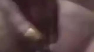 عاهرة سورية يائسة تستمني فرجها الضيق حتى النشوة