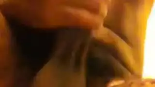 قبل أن يبدأ التدليك، هي بالفعل عارية وجاهزة