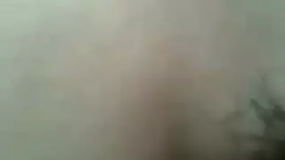 شعر ووجه ينكتان بواسطة آلة في فيلم بالغ صريح