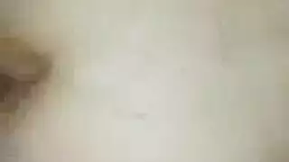 كارينا كابور في مشهد جنسي صريح وقوي