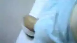 أم عربية مثيرة تخلع ملابسها وتنشرح على بطنها