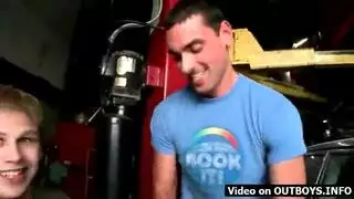 سيدة البلوود عريضة الوركين تُمارس الجنس بمؤخرتها الكبيرة بعنف
