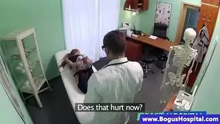 تبول علني: فتيات يتركنه يتدفق