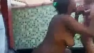رجل عجوز ذو قضيب ضخم يضاجع مهبل سمراء في فيلم إباحي صريح