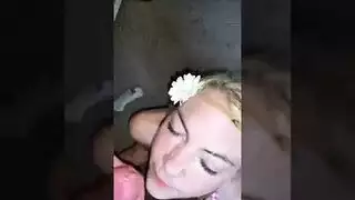 نجم البورن يمص: ترضع على زب صلب من منظور أول