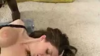 قضيب أسود ضخم يضاجعها بقوة في مشهد إباحي
