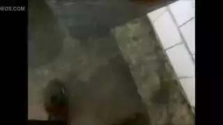 فعل قذر في حمام عام: تدليك قضيب ضخم يؤدي إلى جنس صريح