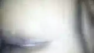 رجل ذو بطن كبيرة يضرب طيزًا أسمر ضخمًا من الخلف