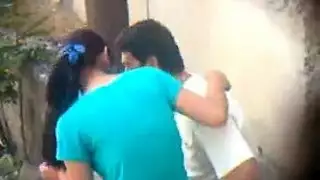 جنس مراهقين في الطبيعة: عاهرة شابة تأخذه بوضعية الكلب