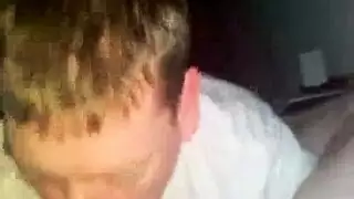 صديقي الساخن يقوم بقذف عميق في مكان منعزل