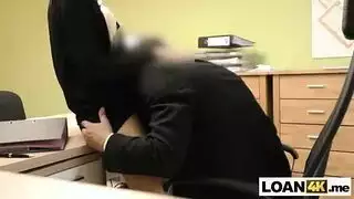 شقراء تُضاجع بالكعب العالي وأرجلها مفتوحة