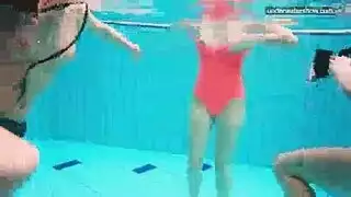 أكشن مائي صريح مع ثلاثية من العاهرات العاريات