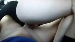 يرفعها عن لارض وينيك