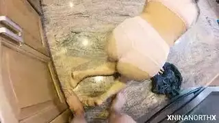 عاهرة ذات ثدي كبير تطلب وجهًا في الحلق العميق