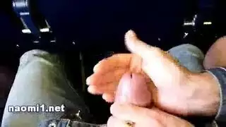حركة في مقعد الممر: استمناء علني يجعل قضيبه ينفث في الهواء