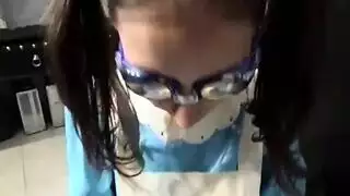 ربة منزل ممتلئة الصدر تبدأ تجربتها الشرجية فتحة شرج متوسعة في فيلم إباحي صريح
