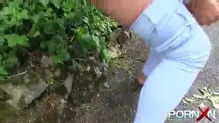 التبول على ملابسي في الشرفة العامة