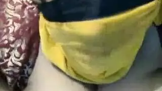 إباحية فردية: تلعب بحلماتها المنتصبة وتئن على سرير كبير