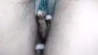 ثلاثي مقرن يخترق مزدوجاً امرأة ممتلئة على الشاطئ